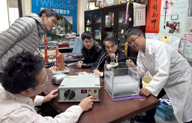 「火箭阿伯」國家太空中心主任吳宗信(右二)帶領團隊跨足醫療。(陽明交大提供) 「火箭阿伯」國家太空中心主任吳宗信(右二)帶領團隊跨足醫療。(陽明交大提供)