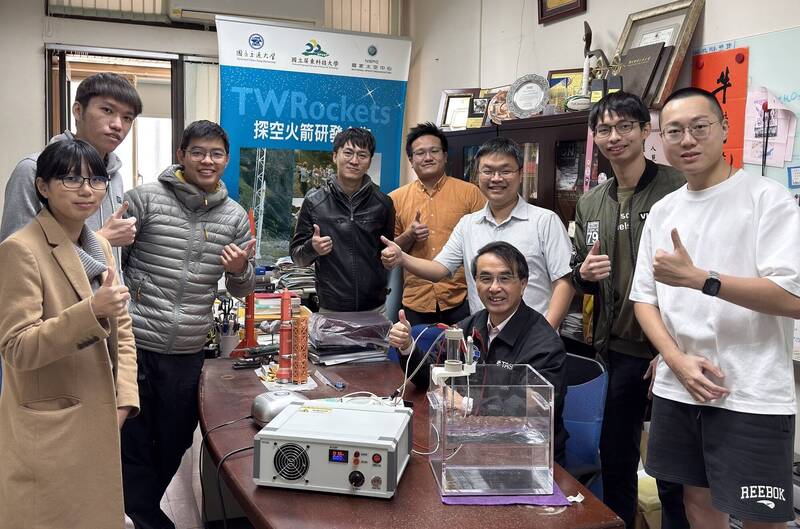 「火箭阿伯」國家太空中心主任吳宗信(坐者)帶領團隊跨足醫療。(陽明交大提供) 「火箭阿伯」國家太空中心主任吳宗信(坐者)帶領團隊跨足醫療。(陽明交大提供)