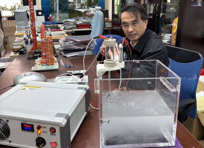 「火箭阿伯」國家太空中心主任吳宗信(右二)帶領團隊跨足醫療。(陽明交大提供) 「火箭阿伯」國家太空中心主任吳宗信(右二)帶領團隊跨足醫療。(陽明交大提供)