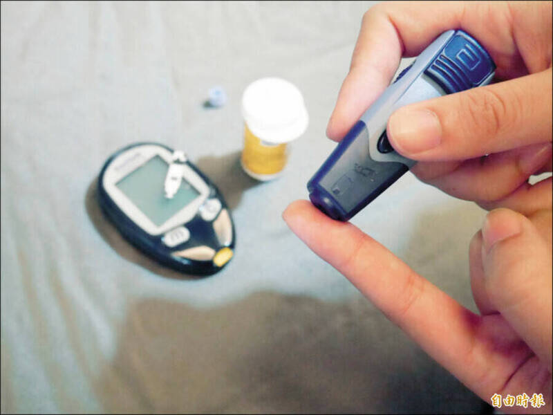 第一型糖尿病患者目前多需長期監測血糖並依賴胰島素。最新研究有望讓身體「停止攻擊自己」,為未來擺脫終身用藥帶來新方向。(資料照) 第一型糖尿病患者目前多需長期監測血糖並依賴胰島素。最新研究有望讓身體「停止攻擊自己」,為未來擺脫終身用藥帶來新方向。(資料照)