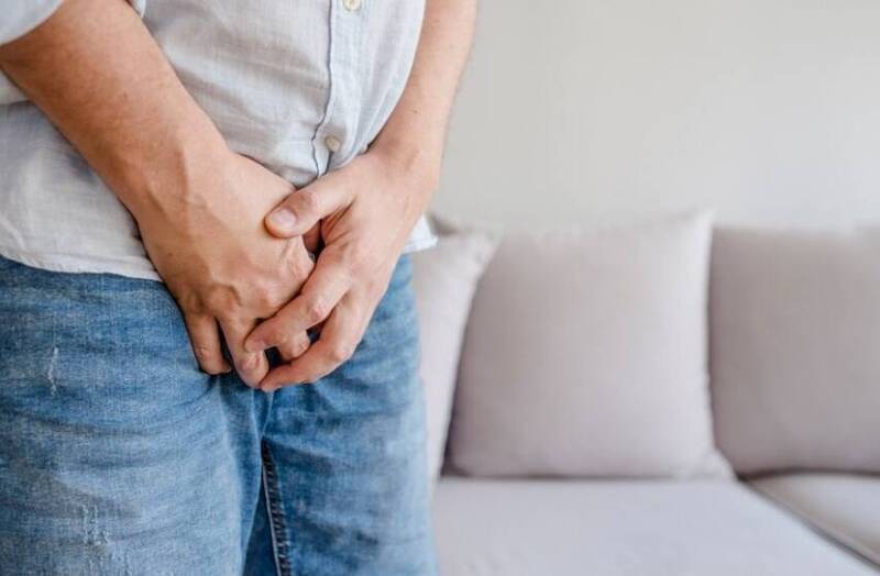 永和好幸福泌尿科院長戴定恩表示,並非所有攝護腺肥大患者均需立即接受治療,但若經常出現夜尿超過2次等4警訊,代表已嚴重影響生活品質,建議應開始治療;情境照。(圖取自freepik) 永和好幸福泌尿科院長戴定恩表示,並非所有攝護腺肥大患者均需立即接受治療,但若經常出現夜尿超過2次等4警訊,代表已嚴重影響生活品質,建議應開始治療;情境照。(圖取自freepik)