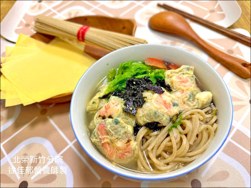 長輩吃麵提防肌少症 營養師：餛飩皮更換為豆皮