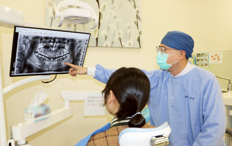 聯新國際醫院牙科醫師吳欣哲(右)提醒民眾不可輕忽牙周病。(圖由聯新醫院提供) 聯新國際醫院牙科醫師吳欣哲(右)提醒民眾不可輕忽牙周病。(圖由聯新醫院提供)