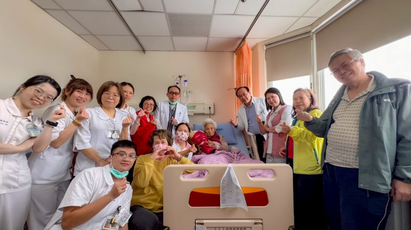 95歲曾姓老婦手術順利成功,與家屬和苗栗醫院醫療團隊開心合影。(衛福部苗栗醫院提供) 95歲曾姓老婦手術順利成功,與家屬和苗栗醫院醫療團隊開心合影。(衛福部苗栗醫院提供)