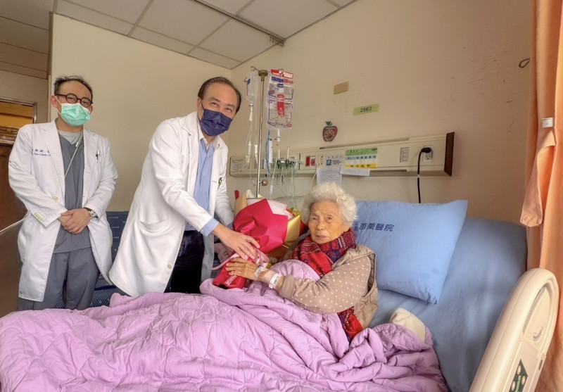 苗栗醫院副院長劉明岳(中)與主治醫師陳雁捷主任(左)致送花束,祝福老婦。(衛福部苗栗醫院提供) 苗栗醫院副院長劉明岳(中)與主治醫師陳雁捷主任(左)致送花束,祝福老婦。(衛福部苗栗醫院提供)