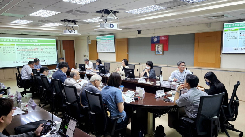 針對獸醫用人藥來醫治毛小孩議題,農業部防檢署擬相關辦法(新制)預計7月上路,並召開修正草案,邀集相關單位及公協會代表研商,會中雖有共識,但仍覺得配套不足,多數投票暫緩新制延後。(農業部提供) 針對獸醫用人藥來醫治毛小孩議題,農業部防檢署擬相關辦法(新制)預計7月上路,並召開修正草案,邀集相關單位及公協會代表研商,會中雖有共識,但仍覺得配套不足,多數投票暫緩新制延後。(農業部提供)