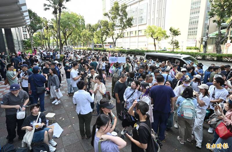 動保團體前往防檢署關注動物用藥修法,許多民眾並帶著自己的毛小孩,前來為寵物用藥的權益發聲。(記者田裕華攝) 動保團體前往防檢署關注動物用藥修法,許多民眾並帶著自己的毛小孩,前來為寵物用藥的權益發聲。(記者田裕華攝)