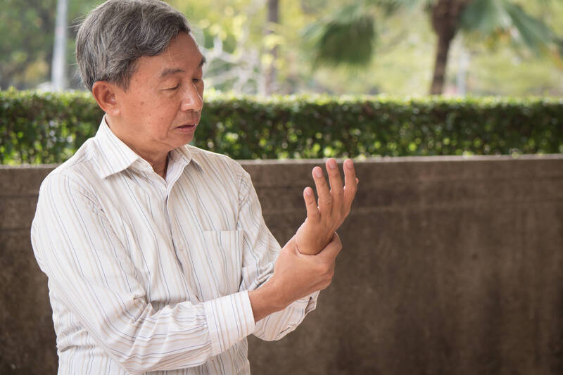 健康網》脖子緊繃、手麻痺 中醫提建議