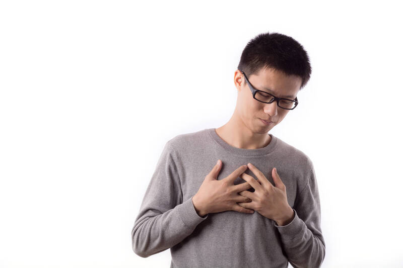 心梗年輕化！ 30歲男突胸悶、冒冷汗差點喪命