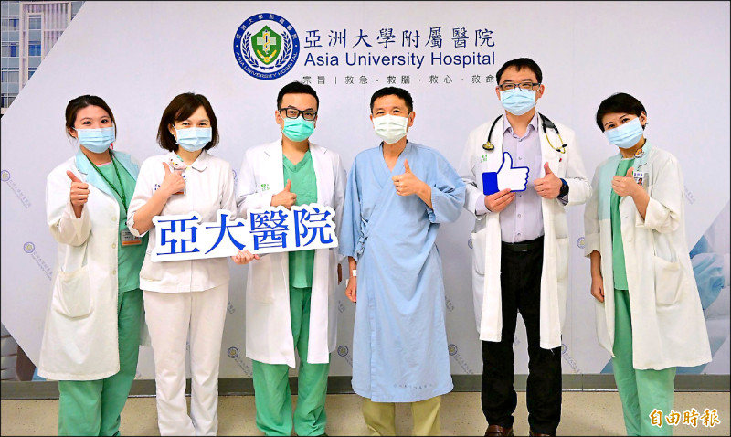 ▲劉姓男子(右三)出遊出現心肌梗塞,所幸在消防人員和醫護密切合作下,到院60分鐘迅速打通血管康復出院。(記者陳建志攝) ▲劉姓男子(右三)出遊出現心肌梗塞,所幸在消防人員和醫護密切合作下,到院60分鐘迅速打通血管康復出院。(記者陳建志攝)