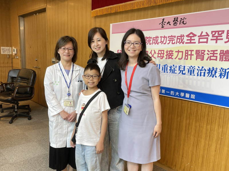 許小弟從4個月大開始，就在台大醫院醫院小兒部主治醫師蔡宜蓉（左）的門診追蹤病情。（記者羅碧攝）