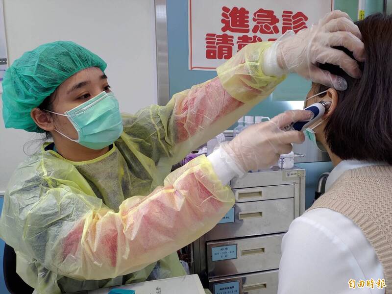 健康網》明明有發燒 耳溫槍卻量不到 醫：小心耳垢釀失準