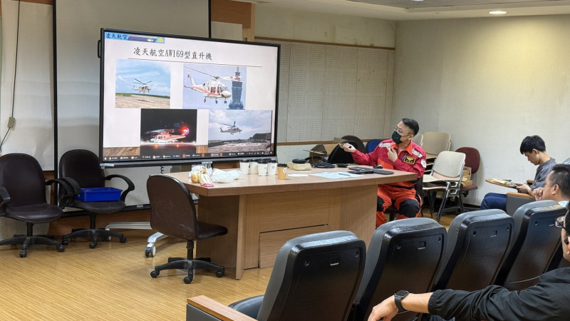 澎湖醫療駐地直昇機主任陳萬昇,應邀前往林口長庚醫院進行交流。(凌天航空提供) 澎湖醫療駐地直昇機主任陳萬昇,應邀前往林口長庚醫院進行交流。(凌天航空提供)