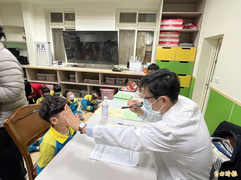 雲林縣今(2026)年起加入學齡前兒童視力篩檢,由眼科醫師進入全縣152家公私立幼兒園檢查。(記者黃淑莉攝) 雲林縣今(2026)年起加入學齡前兒童視力篩檢,由眼科醫師進入全縣152家公私立幼兒園檢查。(記者黃淑莉攝)