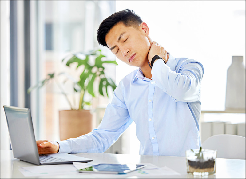 3C低頭族好發 頭痛合併肩頸僵硬 「頸因性頭痛」中醫有解方