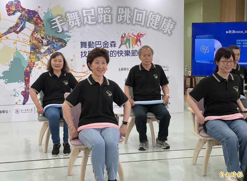 過馬路會卡住、易跌倒 巴金森病友跳舞找回身體控制