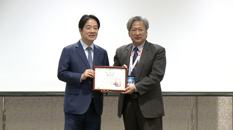 總統賴清德出席第17屆亞太醫學檢驗科學國際研討會開幕式,中華民國醫事檢驗師公會全國聯合會理事長賴信亨頒發感謝狀。(圖擷取自總統府提供影片) 總統賴清德出席第17屆亞太醫學檢驗科學國際研討會開幕式,中華民國醫事檢驗師公會全國聯合會理事長賴信亨頒發感謝狀。(圖擷取自總統府提供影片)