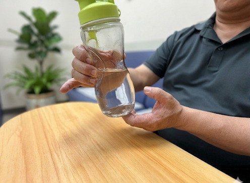 66歲男類風溼性關節炎連拿水杯都痛！針灸3月擺脫止痛針