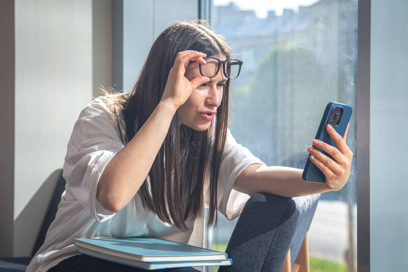 健康網》看手機老是難對焦！ 眼睛老化恐提前報到 專家揭4警訊