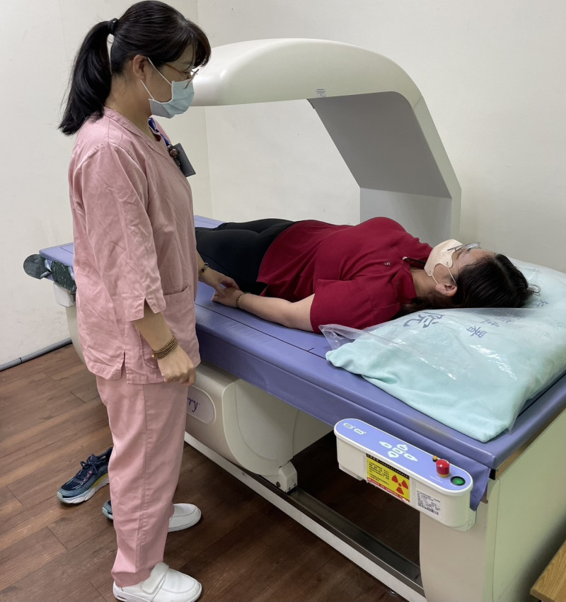 50歲後骨質流失1-3％  醫籲4族群評估接受骨密度檢查