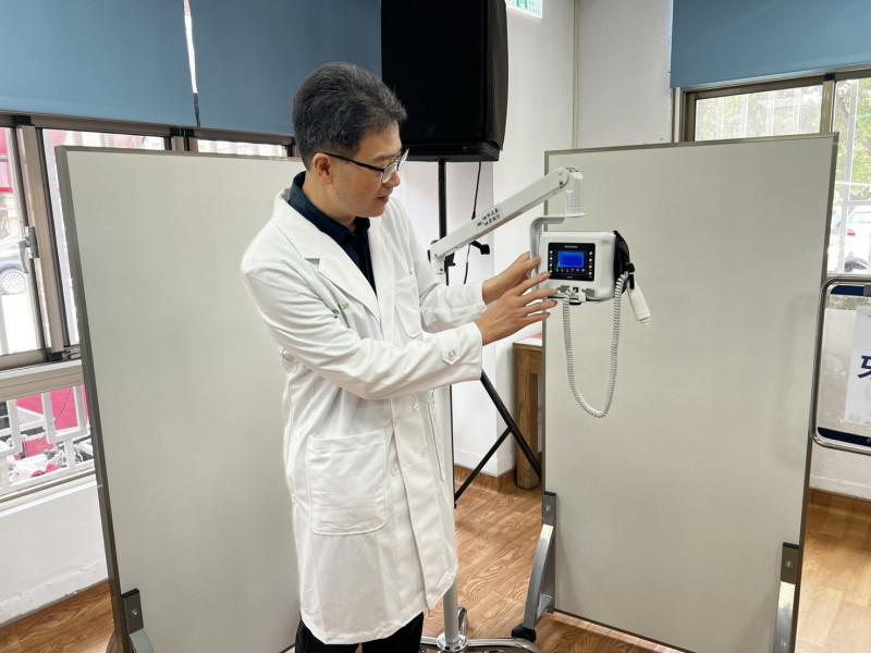 移動式X光機診療最佳輔助利器。(記者黃淑莉攝) 移動式X光機診療最佳輔助利器。(記者黃淑莉攝)