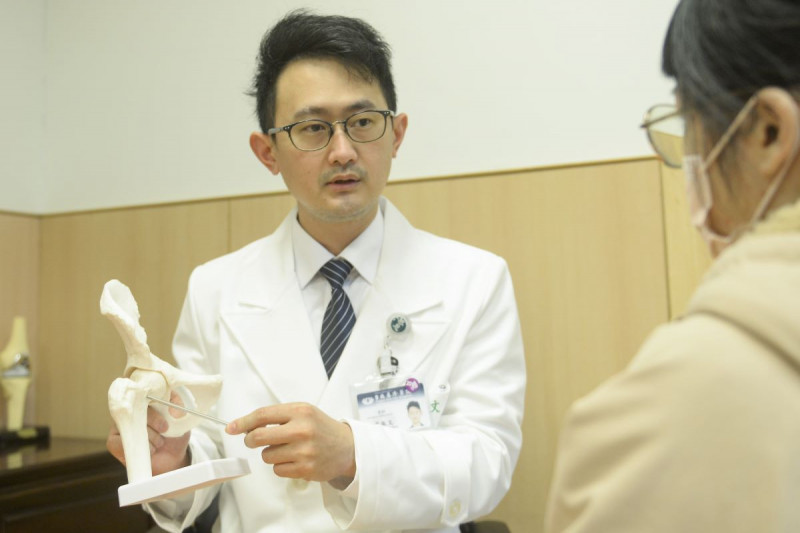 下背痛元兇找到了！「正前開微創手術」助7旬翁重獲行動力