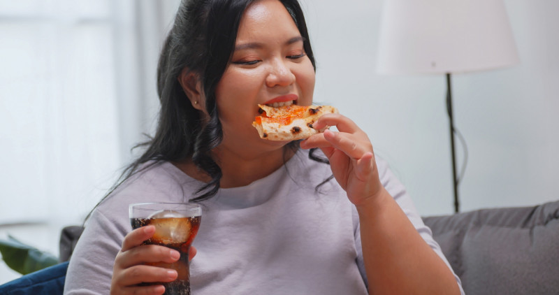 越晚越想吃不是意志差 醫揭少睡讓人陷入「夜間暴食」