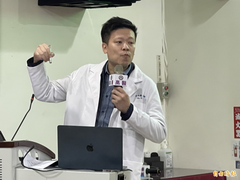 高醫小兒暨脊椎骨科杜品毅醫師說明手術過程。(記者黃良傑攝) 高醫小兒暨脊椎骨科杜品毅醫師說明手術過程。(記者黃良傑攝)