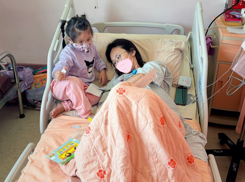 丁小姐接受2次子宮頸環紮手術並在醫院臥床安胎4個月,期間大女兒也來陪伴。(丁小姐提供) 丁小姐接受2次子宮頸環紮手術並在醫院臥床安胎4個月,期間大女兒也來陪伴。(丁小姐提供)