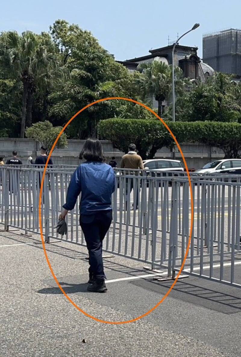 台北市警中正一分局36歲女警陳芊雯在街頭執勤時身影。(記者劉慶侯翻攝) 台北市警中正一分局36歲女警陳芊雯在街頭執勤時身影。(記者劉慶侯翻攝)
