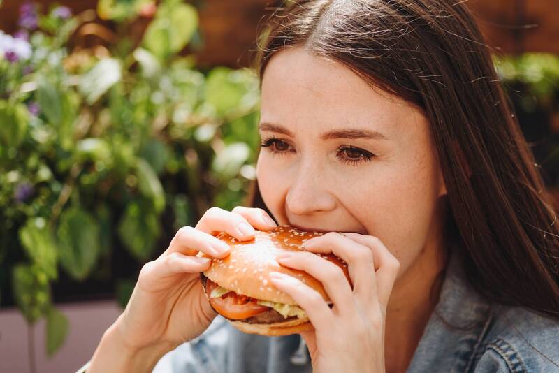 健康網》用餐前不只算熱量 營養師：「咀嚼」更重要