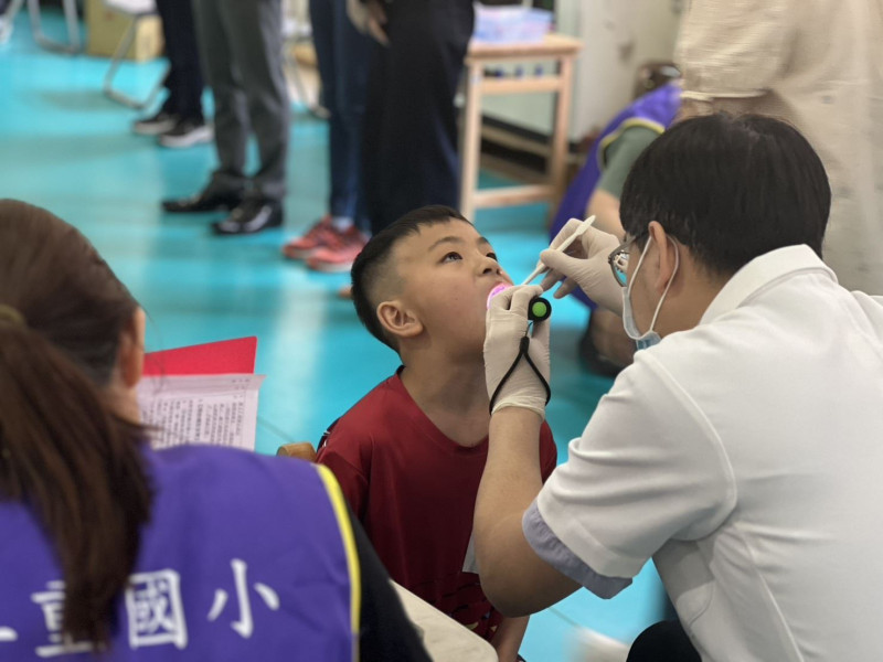 吃完鳳梨酥再檢查！ 牙醫親抓學童清潔盲點