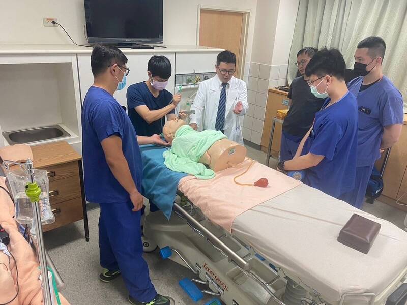 參加高級救護技術員訓練學員學氣管插管。(雲林縣消防局提供) 參加高級救護技術員訓練學員學氣管插管。(雲林縣消防局提供)