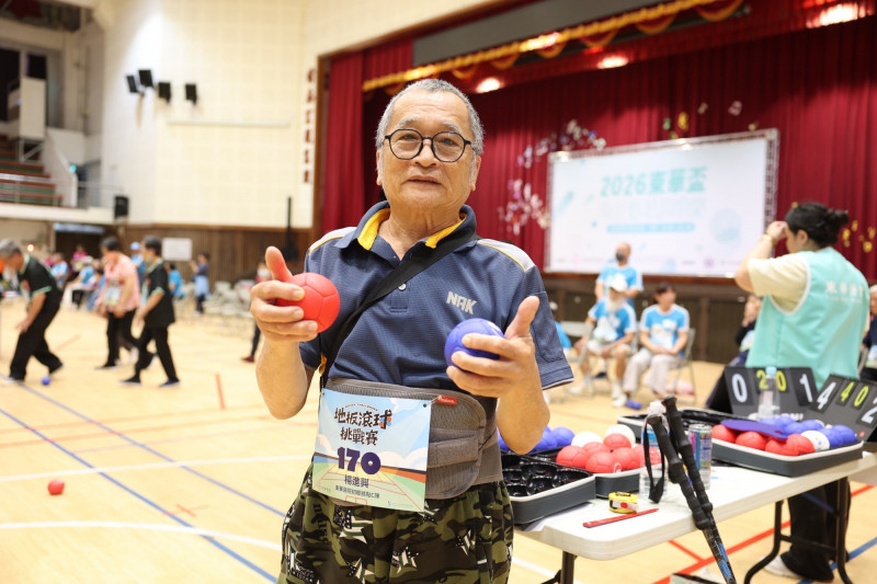 千歲滾球賽選手拚勁強 脊椎手術過戴護腰也要上場