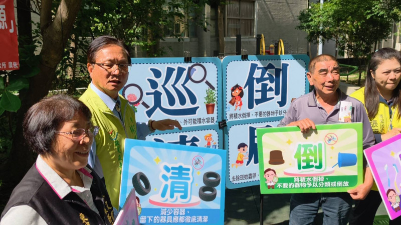彰化市長林世賢(左2)呼籲市民一起「消滅病媒蚊~戰勝登革熱」。(記者湯世名攝) 彰化市長林世賢(左2)呼籲市民一起「消滅病媒蚊~戰勝登革熱」。(記者湯世名攝)