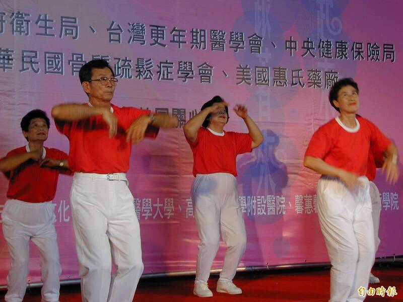 更年期婦女有爆汗的困擾,中醫師羅珮琳建議,可以採取食療方式,攝取黃豆芽,遠離臭汗症。圖為示意圖,非新聞中人物。(資料照)
健康網》56歲婦更年期爆汗又飄味! 中醫曝「1食物」逆轉臭汗症