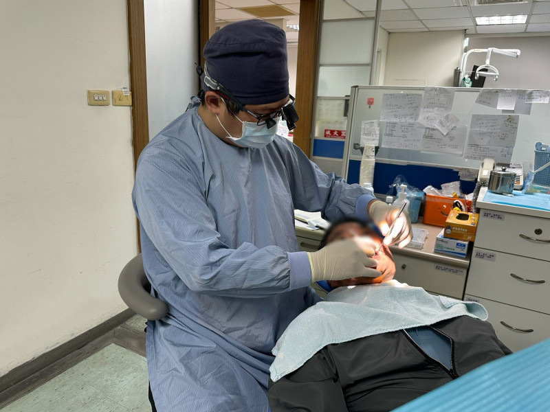 男高中生罹患齒瘤   乳牙底下竟藏10顆牙