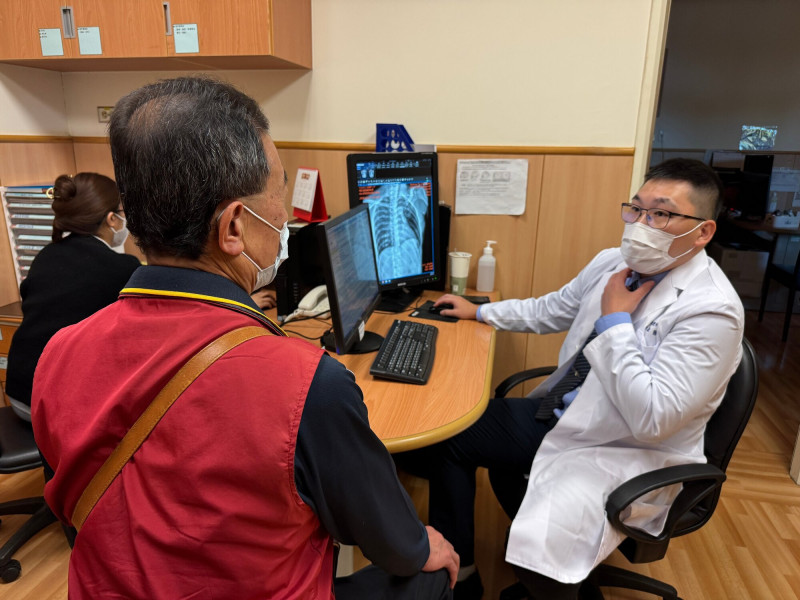 7旬男子健檢加做胃鏡幸運揪出食道癌 微創手術助重生