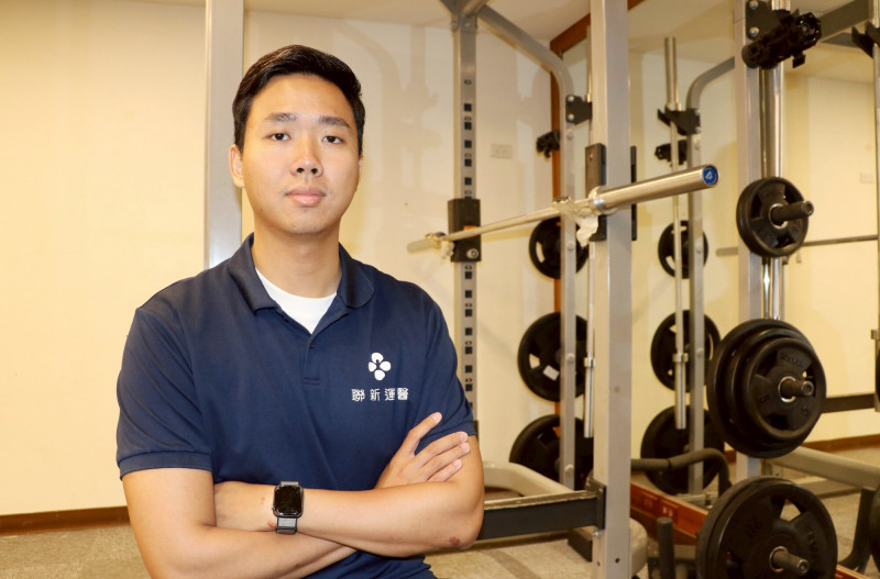 聯新國際醫院物理治療師暨運動防護員李學林說,運動傷害發生後的治療加上完整的復健,是運動選手恢復狀況的重要關鍵。(圖由聯新國際醫院提供) 聯新國際醫院物理治療師暨運動防護員李學林說,運動傷害發生後的治療加上完整的復健,是運動選手恢復狀況的重要關鍵。(圖由聯新國際醫院提供)