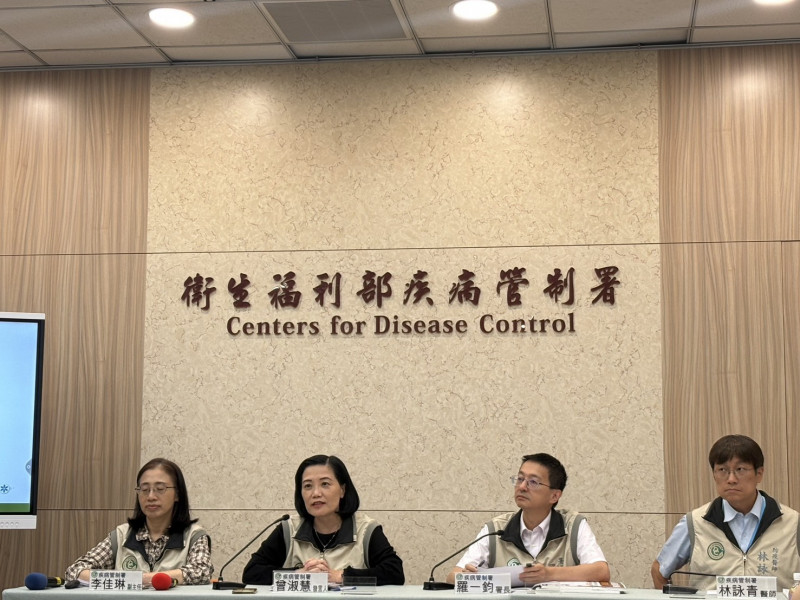 麥加朝覲5月登場,疾管署副署長曾淑慧(左二)提醒避免接觸駱駝與飲用未消毒駱駝奶可降低感染風險。(記者侯家瑜攝) 麥加朝覲5月登場,疾管署副署長曾淑慧(左二)提醒避免接觸駱駝與飲用未消毒駱駝奶可降低感染風險。(記者侯家瑜攝)