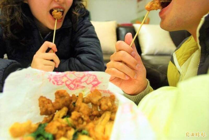 研究指出晚間進食疊加高壓力,腸道健康異常風險增至2.5倍。圖為情境照。(資料照) 研究指出晚間進食疊加高壓力,腸道健康異常風險增至2.5倍。圖為情境照。(資料照)