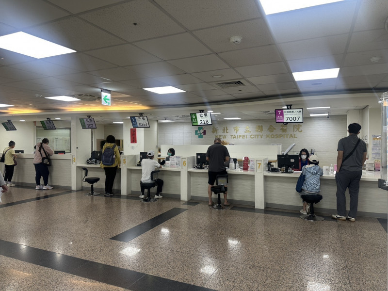 新北市衛生局公布勞動節連假的醫院看診情形。圖為新北市立聯合醫院掛號櫃檯。(圖由新北市衛生局提供) 新北市衛生局公布勞動節連假的醫院看診情形。圖為新北市立聯合醫院掛號櫃檯。(圖由新北市衛生局提供)