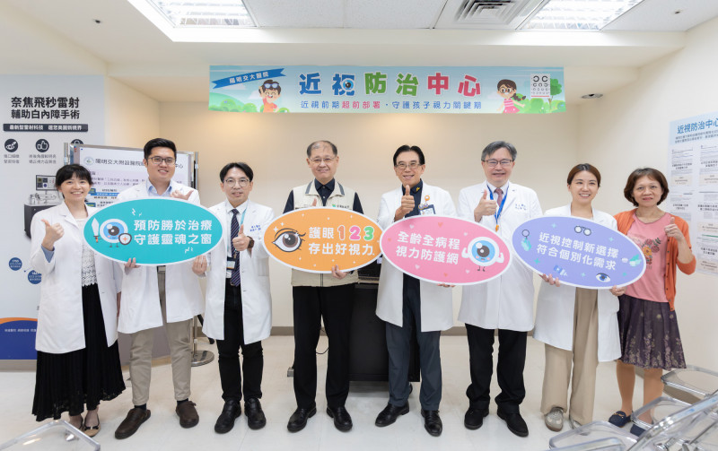 陽明交通大學附設醫院長黃志賢(右4)率團隊守護宜蘭學童視力。(陽明交大醫院提供) 陽明交通大學附設醫院長黃志賢(右4)率團隊守護宜蘭學童視力。(陽明交大醫院提供)