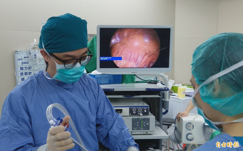 林于翔醫師以單孔微創腹腔鏡手術,移除卵巢上的畸胎瘤,保護卵巢生育功能。(記者蔡淑媛翻攝) 林于翔醫師以單孔微創腹腔鏡手術,移除卵巢上的畸胎瘤,保護卵巢生育功能。(記者蔡淑媛翻攝)