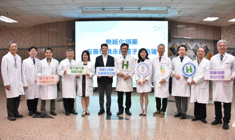 今年起台北市立聯合醫院攜手北市藥師公會,正式推動電子處方箋試辦計畫,不僅讓民眾可以能在社區內就近領藥,同時解決民眾遺失紙本處方箋的問題,更內建APP提醒領藥功能。目前北市已有九個行政區、共六十幾間的藥局響應。
(北市聯醫提供) 北市聯醫推電子處方箋!掃QR CODE就能領藥 「領藥地圖」找藥局