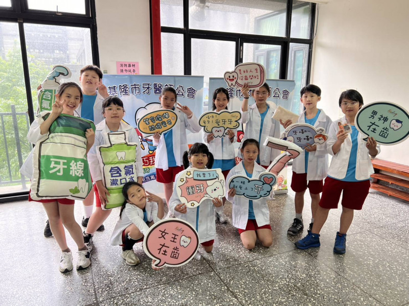 基隆市政府和牙醫師公會今天在七堵國小舉辦國小學童潔牙觀摩。(基隆市牙醫師公會提供) 基隆市政府和牙醫師公會今天在七堵國小舉辦國小學童潔牙觀摩。(基隆市牙醫師公會提供)