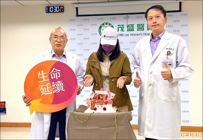▲李茂盛(左)及黃啟瑜(右)2位醫師為李小姐(中)慶祝抗癌成功產子。(記者蔡淑媛攝) ▲李茂盛(左)及黃啟瑜(右)2位醫師為李小姐(中)慶祝抗癌成功產子。(記者蔡淑媛攝)
