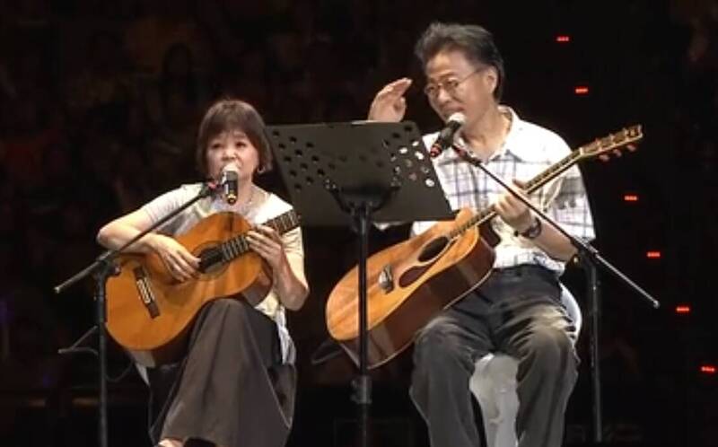 10年前的《民歌40》,韓正皓(右)與妻子鍾少蘭還登台演唱《我不知道風是在哪一個方向吹》成絕響。國家高齡醫學暨健康福祉研究中心表示,阿茲海默症可以透過生活6項改善,可延緩惡化。(取自民歌40) 10年前的《民歌40》,韓正皓(右)與妻子鍾少蘭還登台演唱《我不知道風是在哪一個方向吹》成絕響。國家高齡醫學暨健康福祉研究中心表示,阿茲海默症可以透過生活6項改善,可延緩惡化。(取自民歌40)