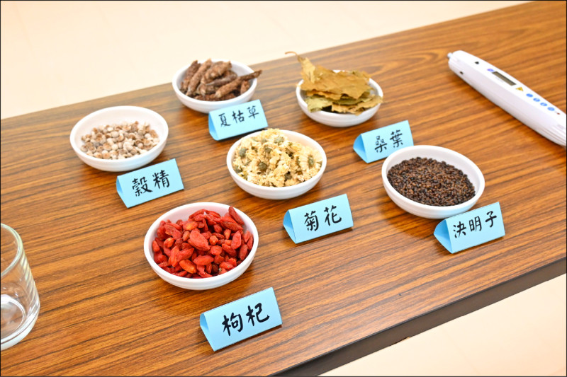 ▲中醫強調「藥食同源」,中醫師朱世盟建議透過枸杞、菊花、決明子等食療茶飲,從日常生活中調理體質、養護視力。(安南醫院提供) ▲中醫強調「藥食同源」,中醫師朱世盟建議透過枸杞、菊花、決明子等食療茶飲,從日常生活中調理體質、養護視力。(安南醫院提供)