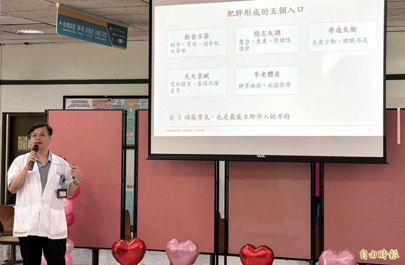 中醫師陳弘原為媽媽們提出中醫觀點的「健康減重」講座。(記者楊金城攝) 中醫師陳弘原為媽媽們提出中醫觀點的「健康減重」講座。(記者楊金城攝)